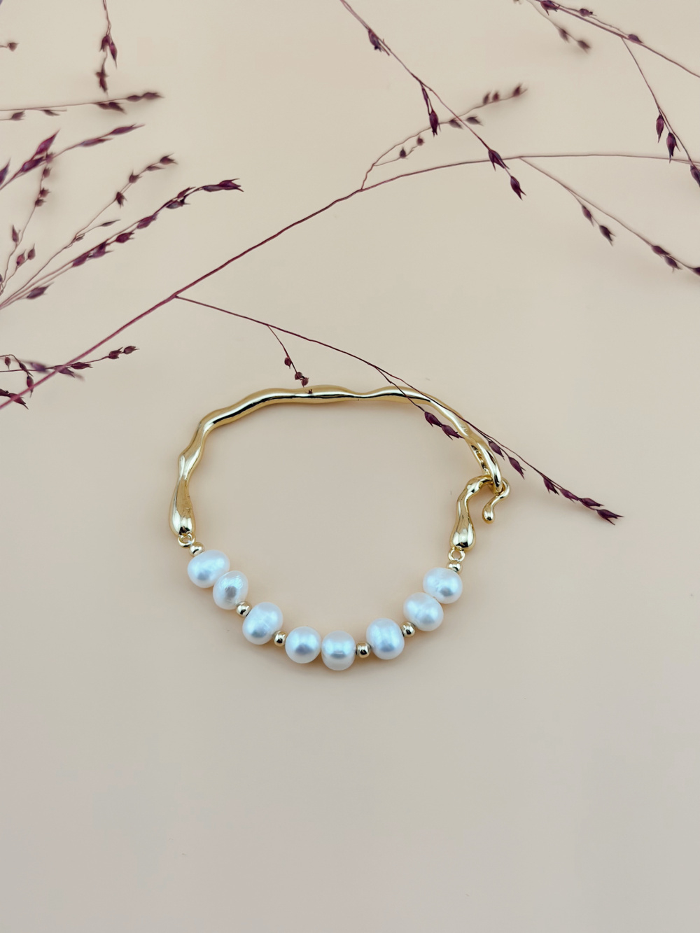 Жемчужный браслет с золотой дугой