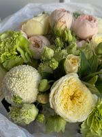 Букет из кустовых пионовидных роз, хризантемы, диантусов и лизиантуса