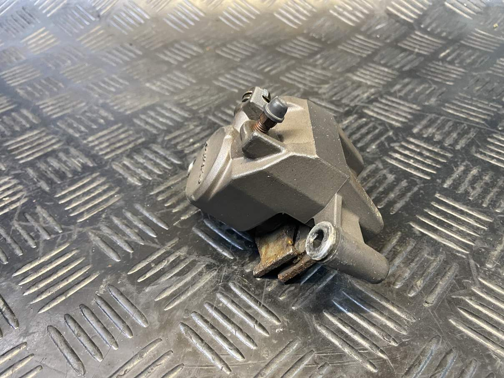 Суппорт заднего тормоза Suzuki GSR400 (GK7DA)