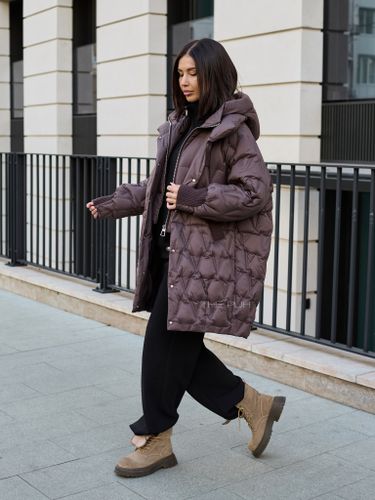 Шоколадный удлиненный пуховик с манишкой-капюшоном