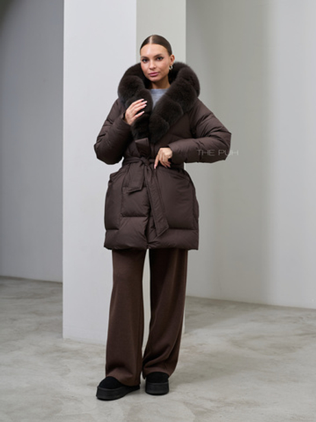 Удлиненный шоколадный пуховик с поясом и мехом