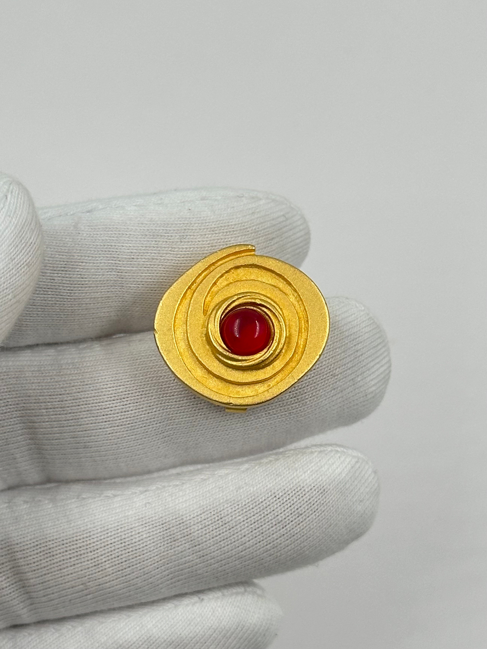 Накладка на пуговицу с красным кабошоном