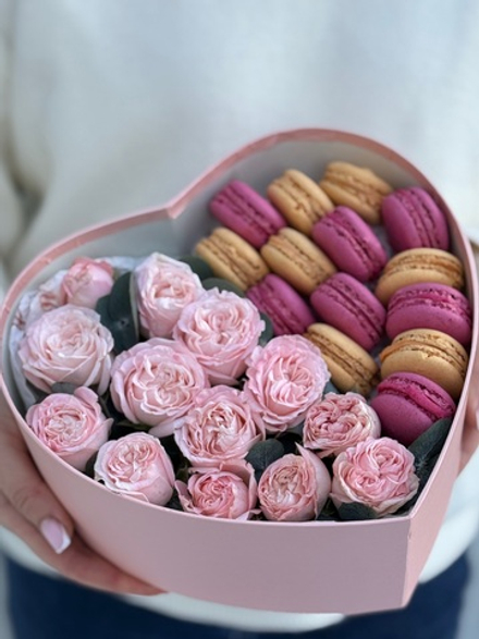 «Сердце» с пионовидными кустовыми розами, эвкалиптом и яркими макарунс от Флора Маркет, размер M