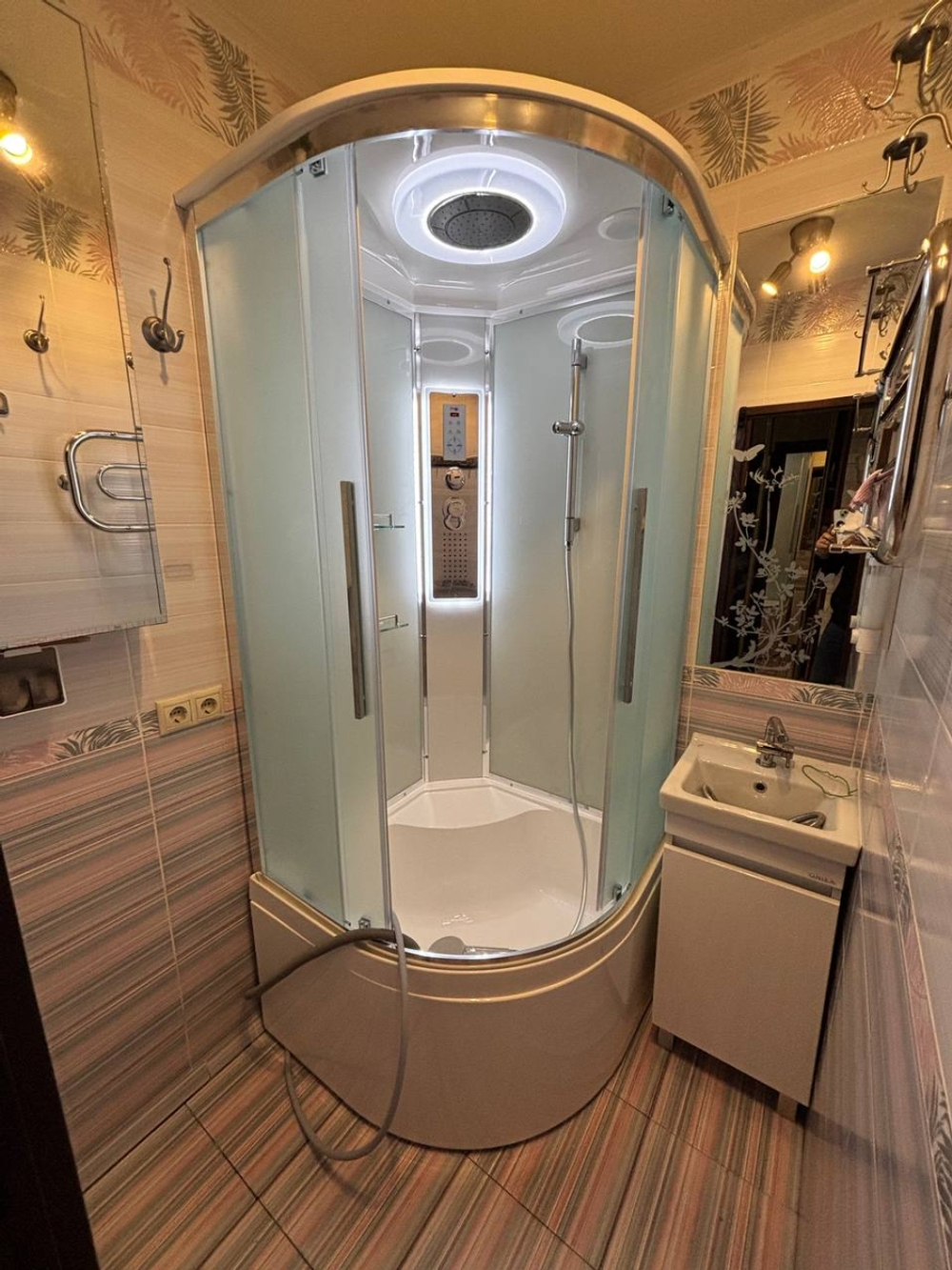 Душевая кабина AvaCan (АваКан) EM5011LEDnew с высоким поддоном, с ГМ, с электрикой и LED освещением, 110х110х220