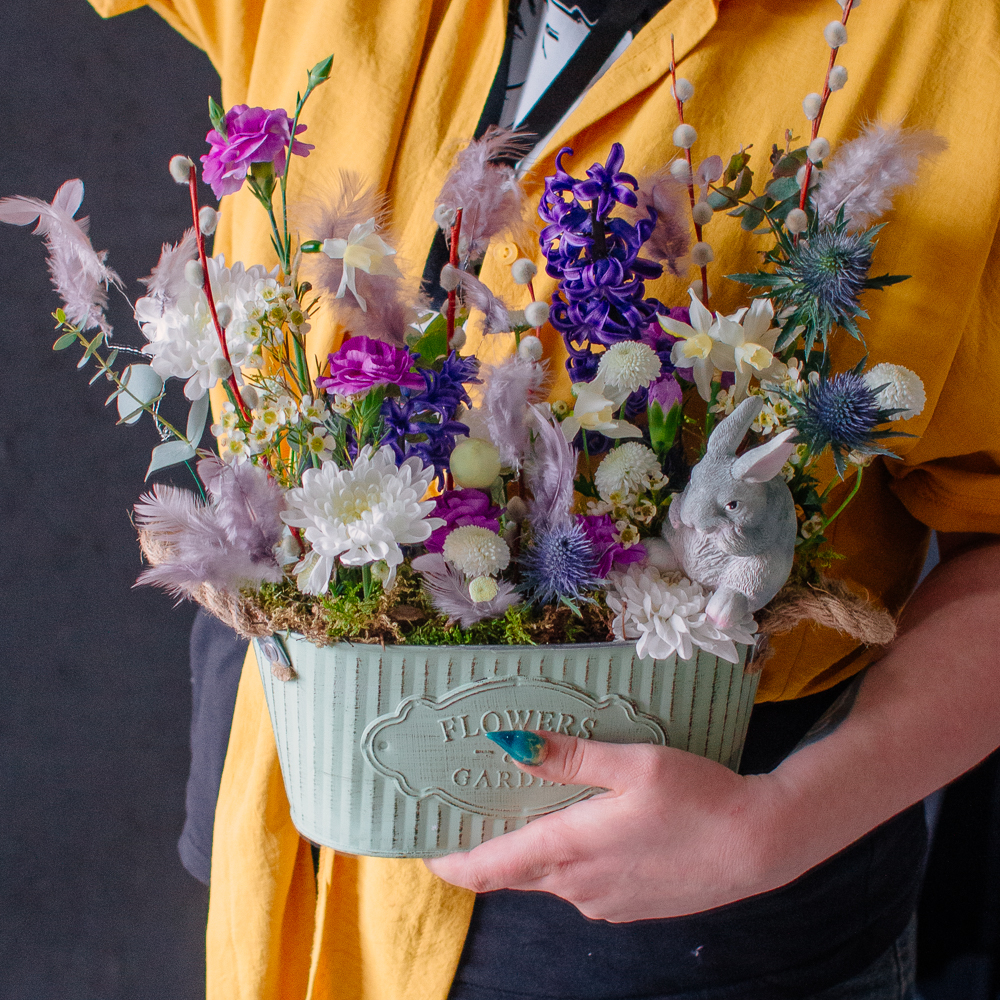 166. Нежная праздничная композиция с гиацинтами и нарциссами