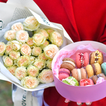 Букет кустовых пионовидных роз «Ваниль » и пирожные макарон ручной работы от «Делаем сладко»