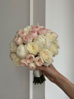 Свадебный букет из пионов, кустовых пионовидных и одноголовых роз