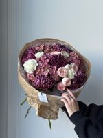 Букет из гортензии, кустовых пионовидных роз, диантусов и хризантемы бигуди