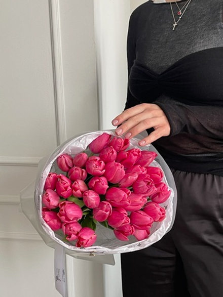 Букет из 35 ярко-розовых тюльпанов доступен к заказу с 3.03.2026