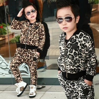 Костюм из толстовки и штанов с леопардовым принтом и звездой