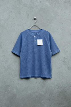 ZARA STORIESZ - ФУТБОЛКА ИЗ РИФЛЕНОГО ТРИКОТАЖА С ВОРОТНИКОМ НА ПУГОВИЦАХ, СИНИЙ