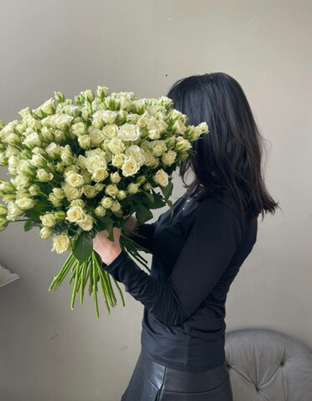 "Букет из кустовых роз" - монобукет из белых кустовых роз из Кении