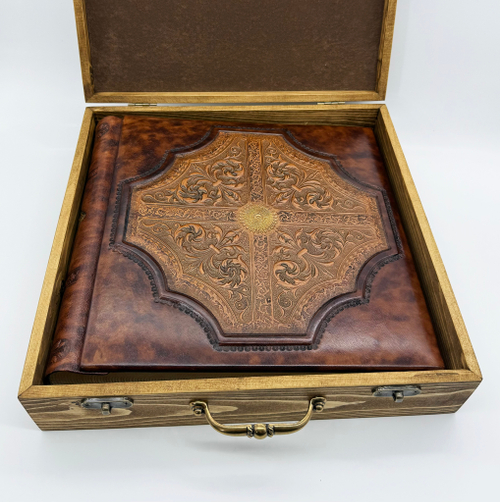 Фотоальбом ELITE "Мальта" в кейсе из дерева.