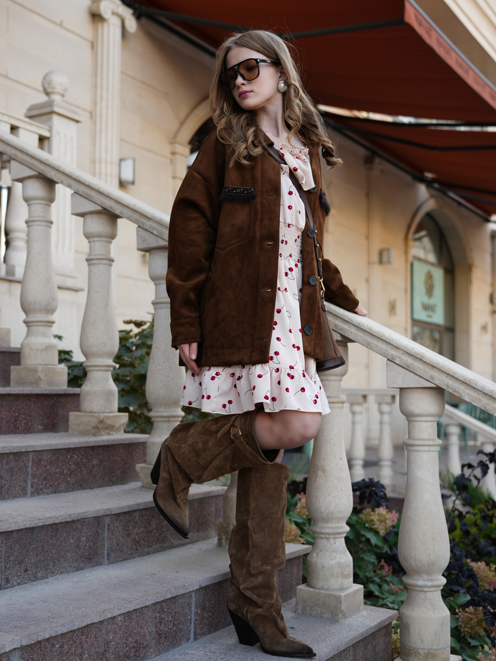 Платье для девочки нарядное с вишнями молочное