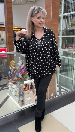 Нарядный блузон-туника в белый горошек