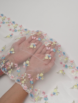 Вышивка на сетке белая с желтым голубым и розовым неэластичная ширина 24 см