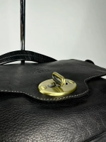 Женская наплечная сумка из натуральной винтажной кожи черного цвета