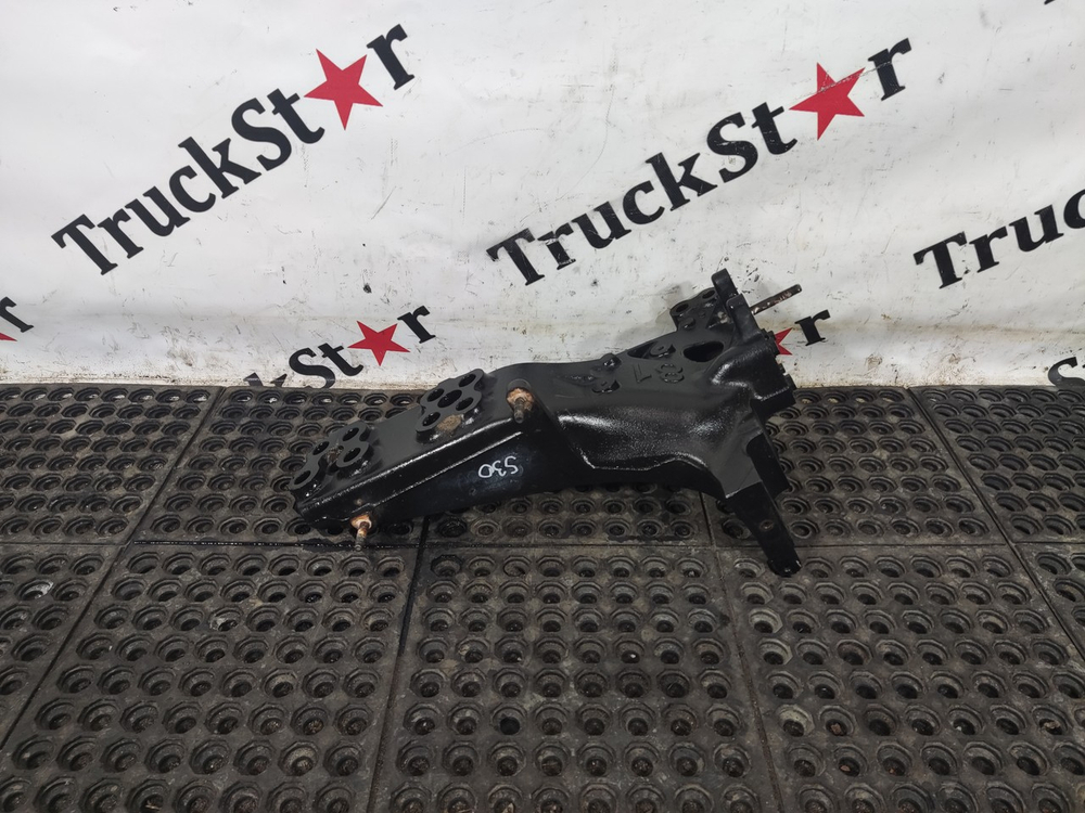 Кронштейн буксировочный правый 2020г.