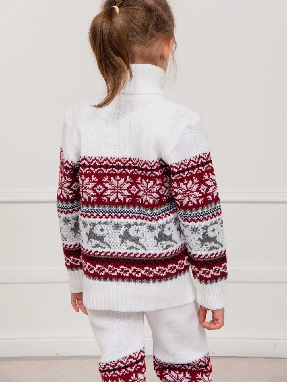 Свитер вязаный с оленями новогодний