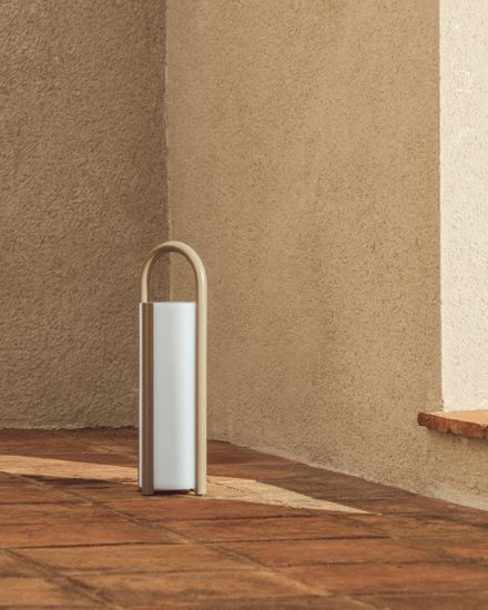 Большая портативная настольная лампа Leros из полиэтилена и стали бежевого цвета