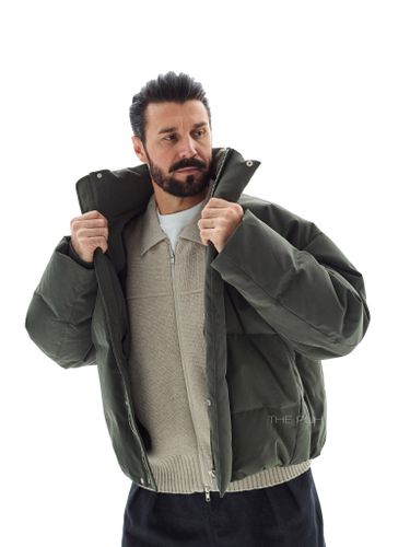 Короткий пуховик цвета хаки