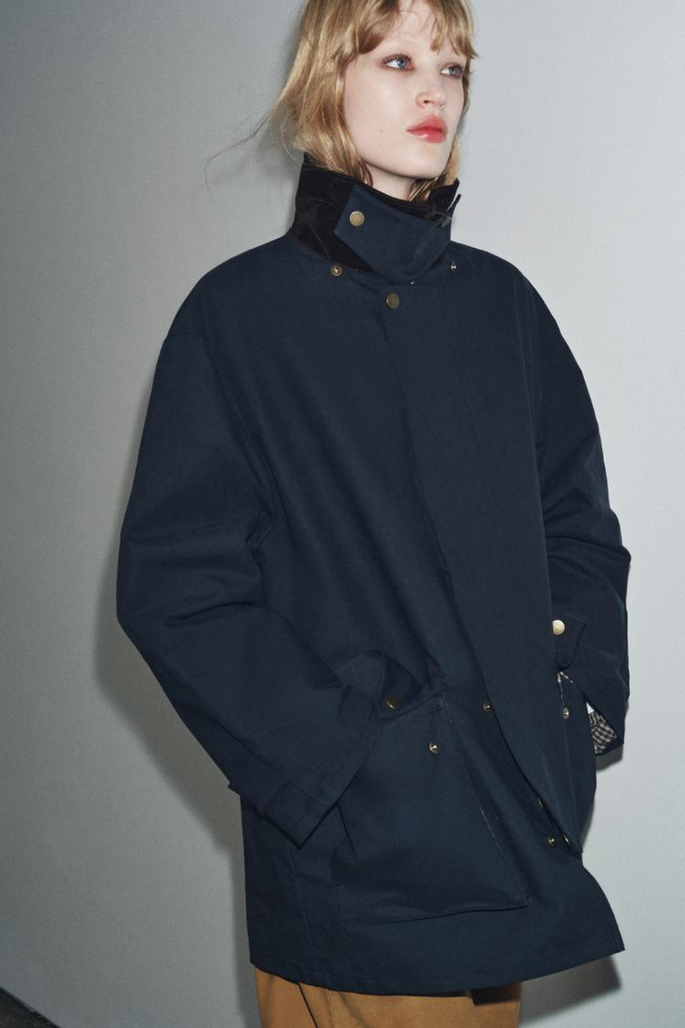 ZARA ТРЕНЧ С КАПЮШОНОМ И КОНТРАСТНЫМ ВОРОТНИКОМ — ZW COLLECTION, СИНИЙ