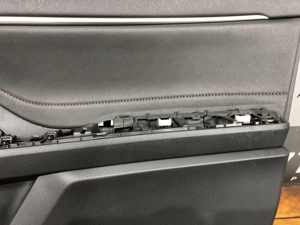 Обшивка двери передней правой Camry (XV70) 20-нв Б/У Оригинал 6761006R00C8