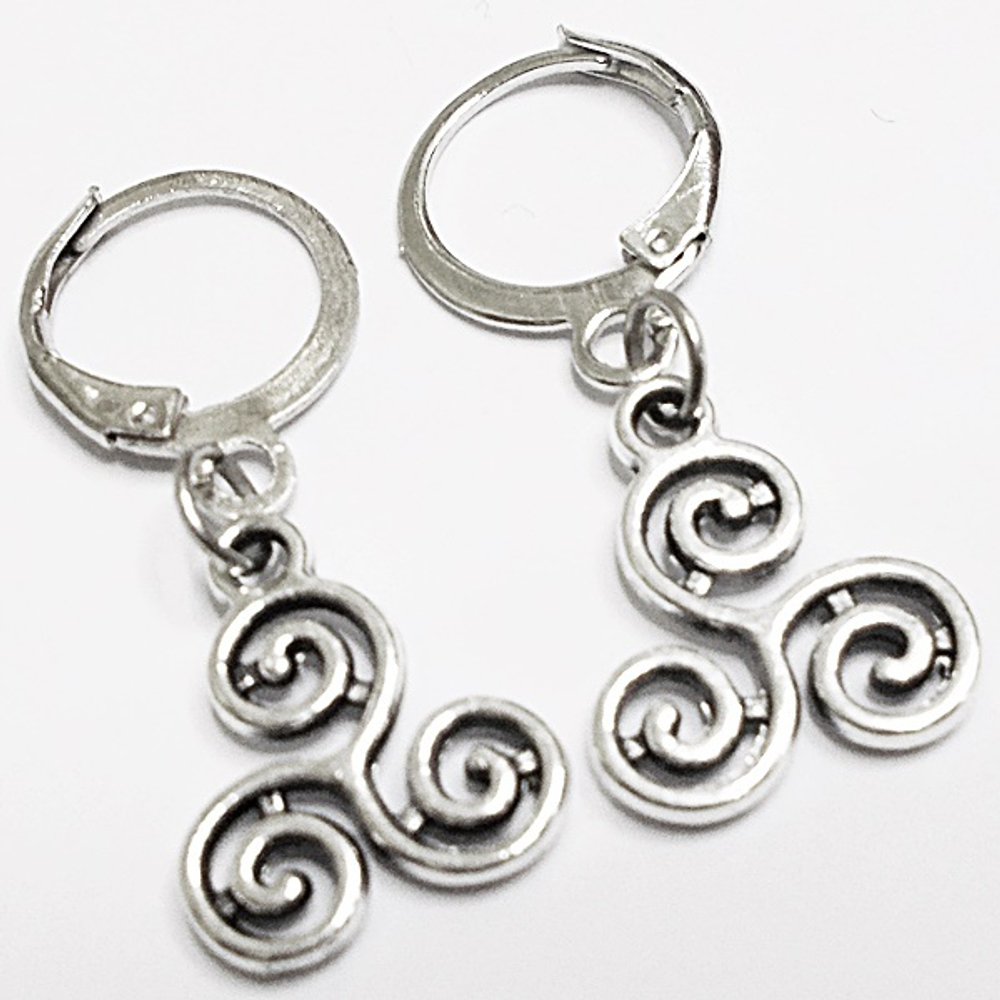 Серьги кольца с подвеской "Трискель" (13х13мм) для пирсинга ушей. Бижутерия.