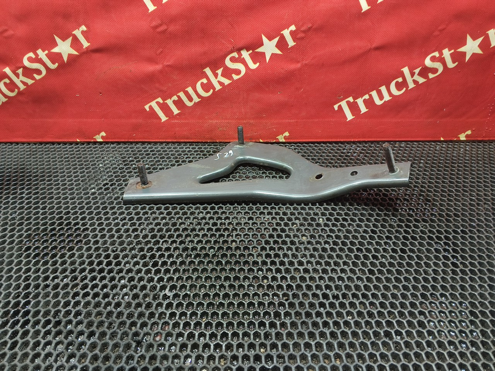 Кронштейн брызговика правого 2019г