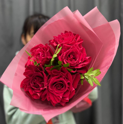 Букет красных французских роз с добавлением пистации