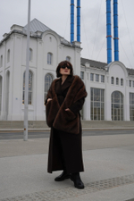 Меховой шарф с карманами шоколад