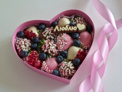 Сердце из клубники в шоколаде " Люблю"