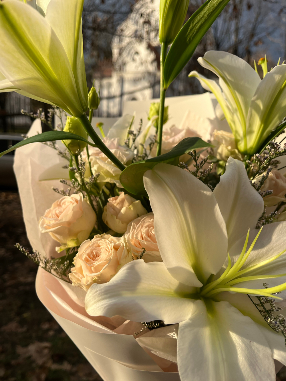 Букет с лилией и кустовыми розами