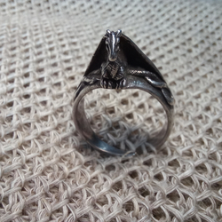 Кольцо. Дракон сидящий