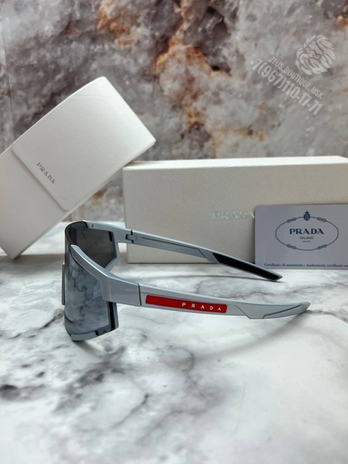 Солнечные очки Prada