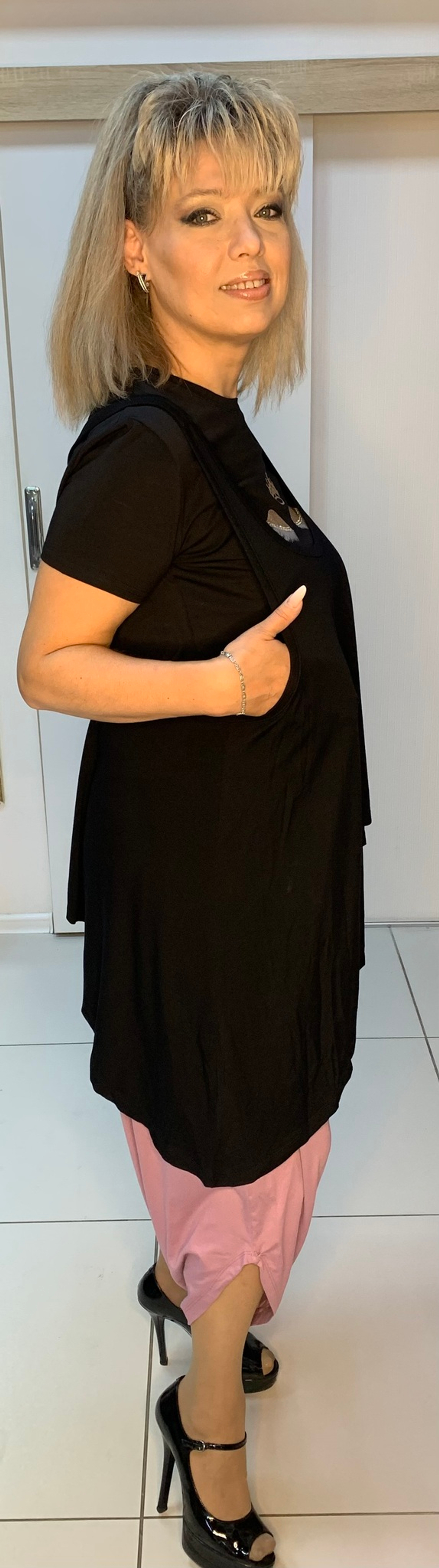 Трикотажная двойка: черная майка-туника и пудровые шаровары