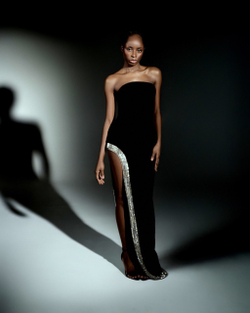 Черное бархатное платье с отделкой из кристаллов