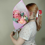 Нежный букет из французских роз эвкалипта герберы и кустовой розы в упаковке