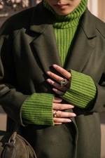 Темно-зеленое двубортное пальто