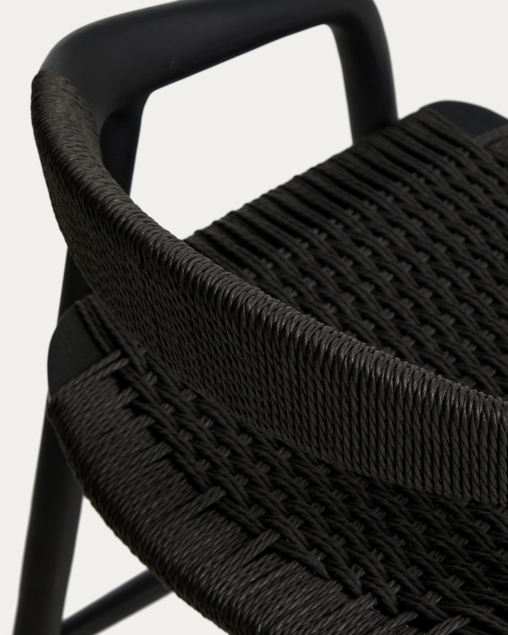 Уличный полубарный стул Derile из массива дуба и веревки в черной отделке