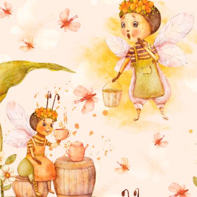 Милая пчелка пьет чай