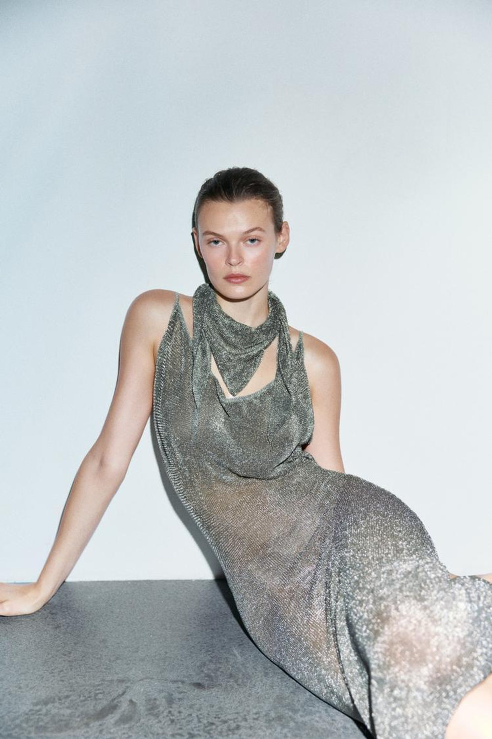 ZARA ТРЕУГОЛЬНЫЙ ШАРФ С БЛЕСТЯЩЕЙ НИТЬЮ, СЕРЕБРИСТЫЙ