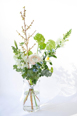 Минималистичный нежный букет с весенними цветами с доставкой по Москве