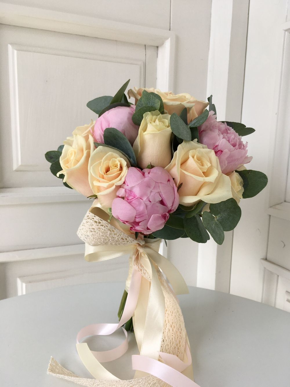Свадебный буке из пионов, одноголовых роз и эвкалипта