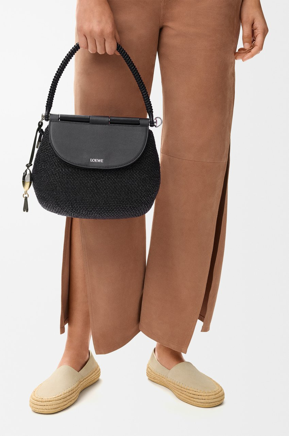 Loewe Средняя сумка Pescador из рафии и телячьей кожи, черный