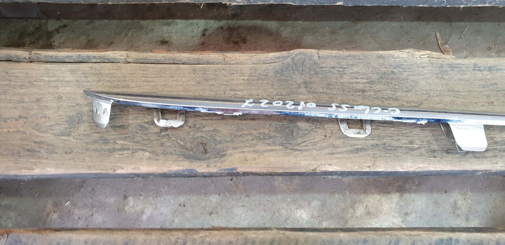 Молдинг решетки радиатора Mercedes C (W205) 18-23 Б/У Оригинал A2058880673