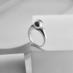Кольцо с шаром серебряное 925