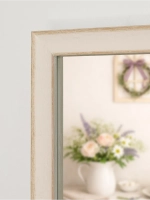 Миниатюрное настенное зеркало в раме 32*34 см