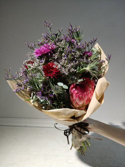 Летний солнечный букет с танацетумом и ароматными пионами Сара Бернард (С0034)