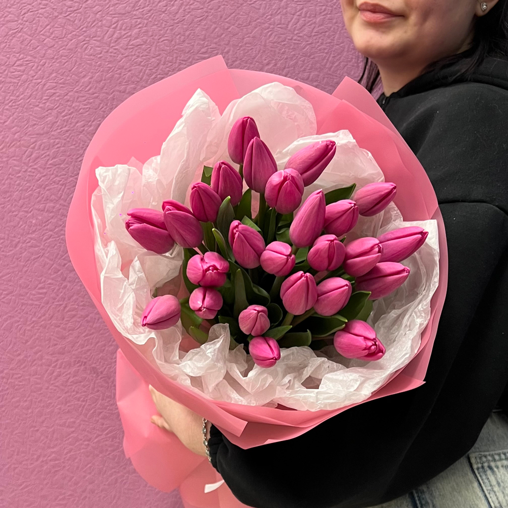 Букет свежих розовых тюльпанов